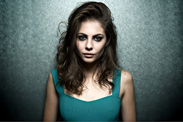 Willa-Holland-aganist-the-wall-2